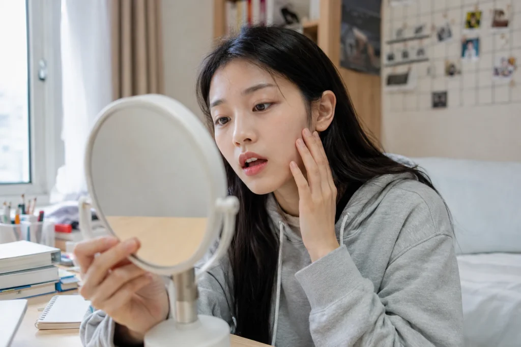 스케일링 후 잇몸 부음 증상을 살피는 생활 장면