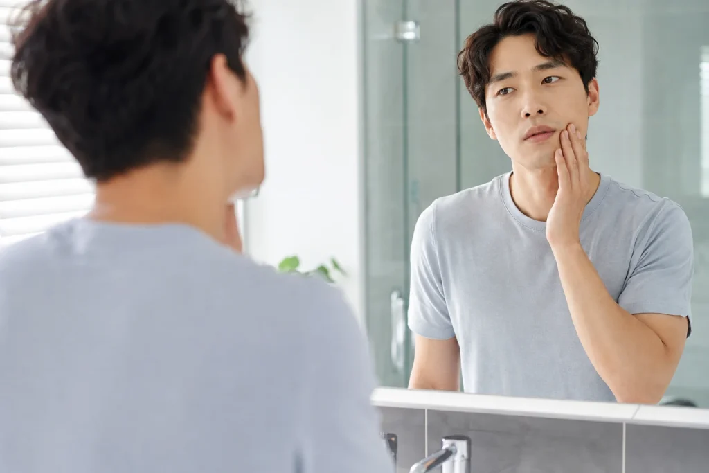 어금니 잇몸 음식물 끼임 증상을 살피는 생활 장면